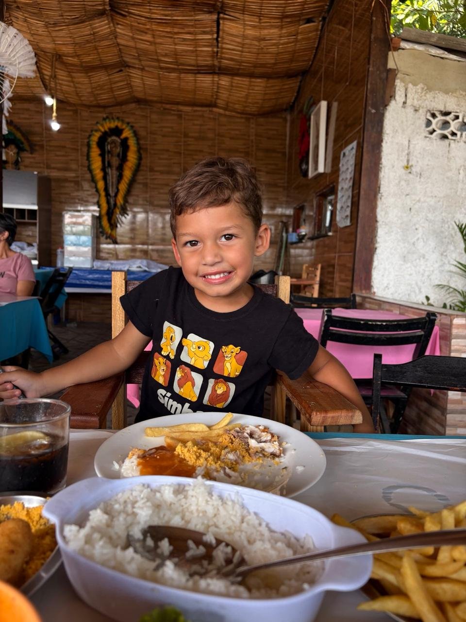 Henrique sorrindo no almoço