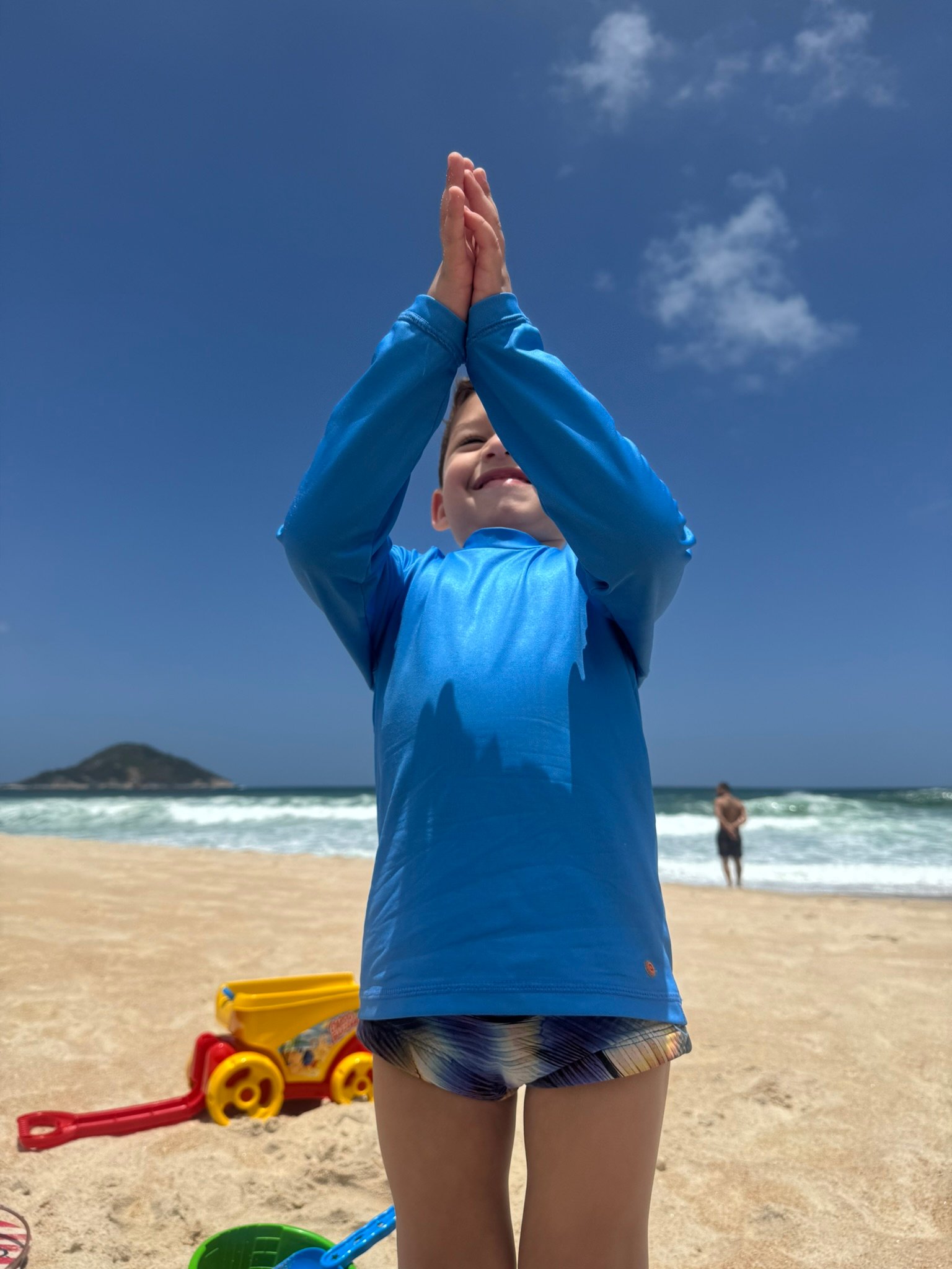 Henrique na praia curtindo o dia de sol