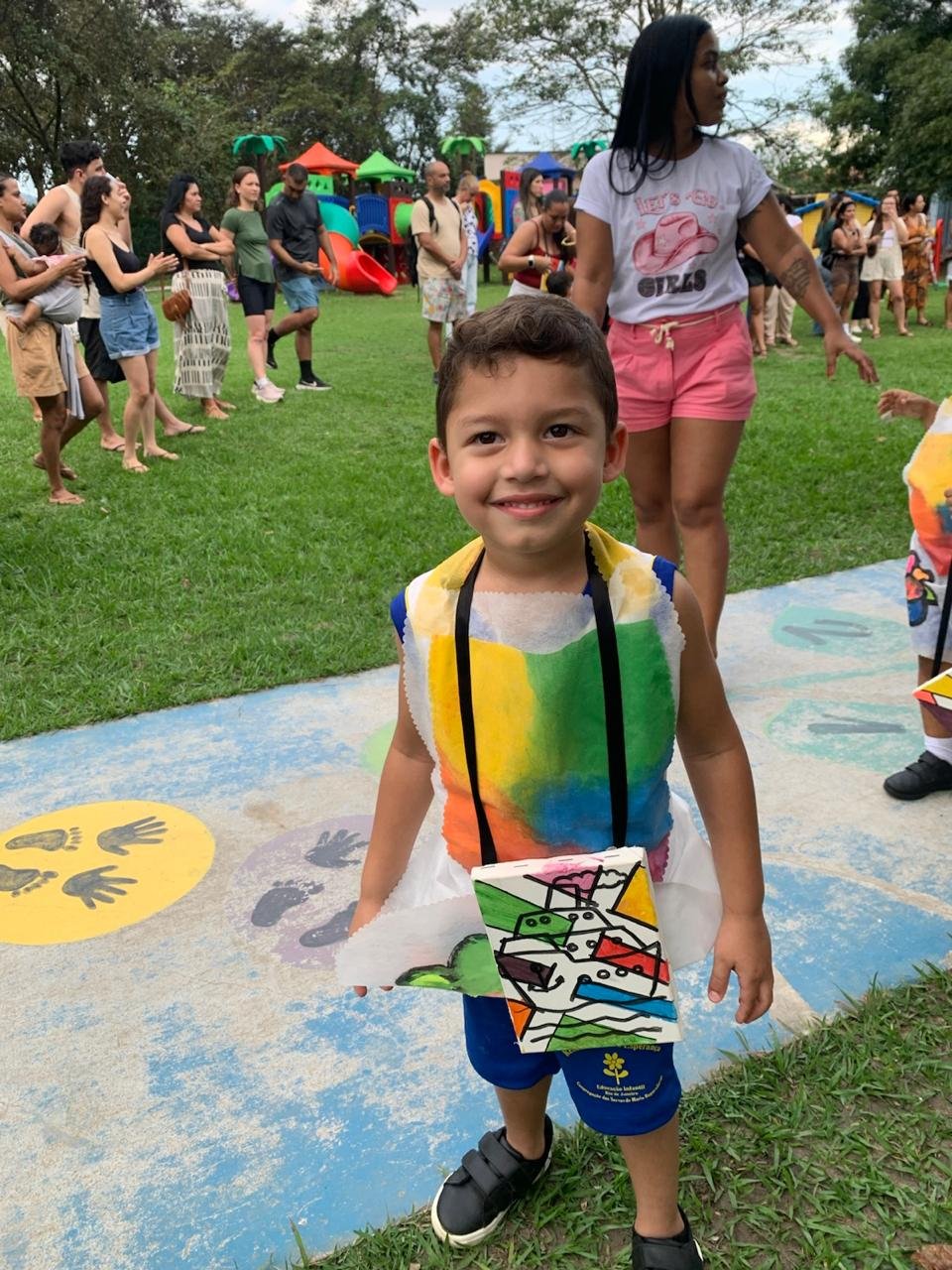 Henrique exibindo sua pintura artística